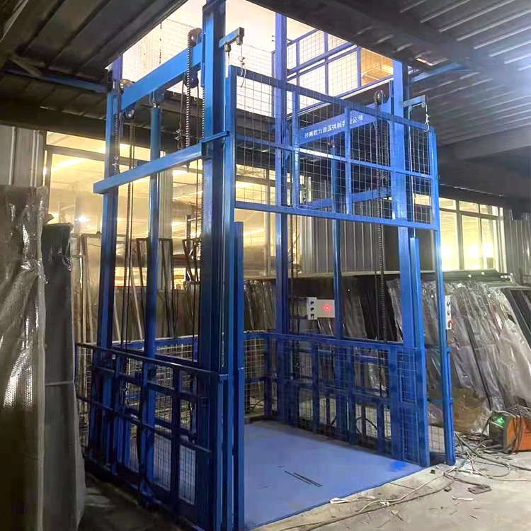 倉(cāng)庫(kù)升降貨梯安裝完畢！